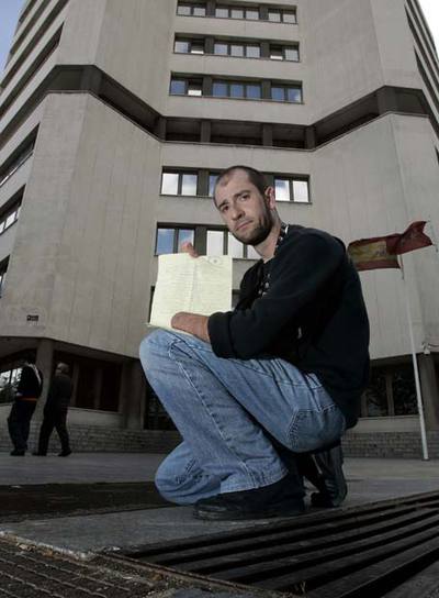 Magallares muestra la denuncia que ha presentado contra el Ayuntamiento.