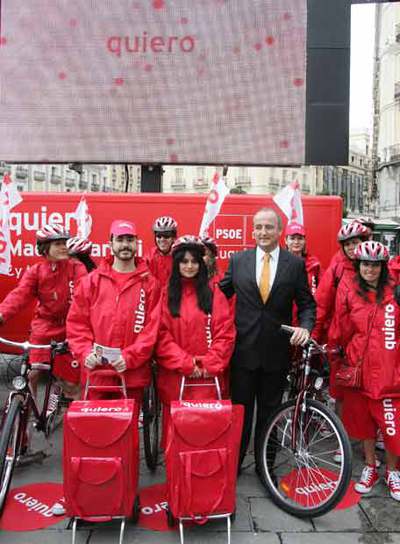 Sebastián posa en Sol con miembros del equipo de su campaña.