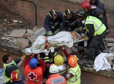 Los servicios de rescate recuperan el cadáver de uno de los fallecidos.
