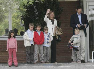 Los duques de Palma con Victoria, Juan, Felipe, Pablo y Miguel, en la puerta de la clínica.