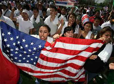 Miles de jóvenes se manifiestan por la regularización de inmigrantes ayer en Denver, Colorado (EE UU).