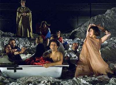 Una escena de la obra  Marat-Sade  en la versión que ahora presenta Animalario.