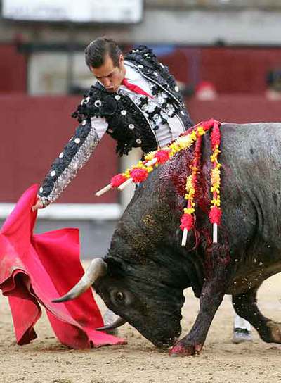 César Jiménez, en su segundo toro de la tarde.