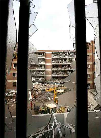 Tareas de desescombro en el edificio siniestrado en Palencia.
