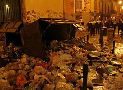 Contenedores de basura, papel y vidrio tirados por los jóvenes en la calle de la Palma.