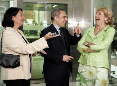 Inés Sabanés, Rafael Simancas y Esperanza Aguirre (de izquierda a derecha) bromean durante la recepción en la Puerta del Sol. rn CRISTÓBAL MANUELrnJavier Gómez y Manuel Ródenas (militantes del PP a los que casó Alberto Ruiz-Gallardón) conversan con Pedro Zerolo, edil del PSOE.