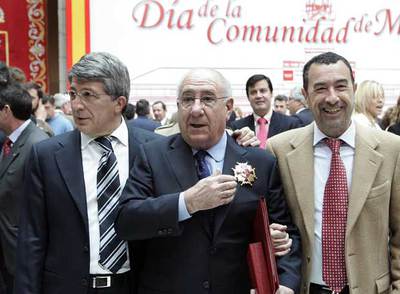 Alfredo Landa (imagen de arriba) luce la medalla recibida de la Comunidad junto a Enrique Cerezo, izquierda, y José Luis Garci. rnSara Montiel, abajo a la izquierda, y Alfredo di Stéfano, abajo a la derecha, en dos momentos de la recepción en la Puerta del Sol.