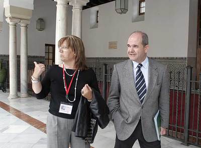 Chaves conversa con una mujer perjudicada por la crisis de Delphi.