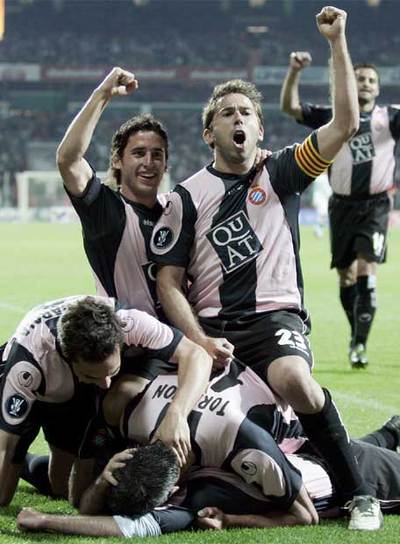 Corominas y Tamudo, con David García y Torrejón en el suelo, celebran un gol. Al fondo, Ito.