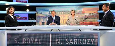 Ségolène Royal, izquierda, antes del comienzo del debate televisivo que el miércoles le enfrentó con Nicolas Sarkozy, derecha. En el medio, los moderadores Arlette Chabot y Patrick Poivre d'Arvor.