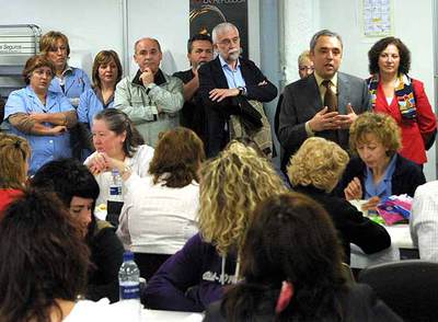 Simancas conversa con trabajadoras de Induyco.