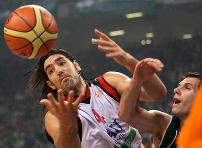 Becirovic intenta quitarle el balón a Scola en la semifinal entre el Tau y el Panathinaikos griego.