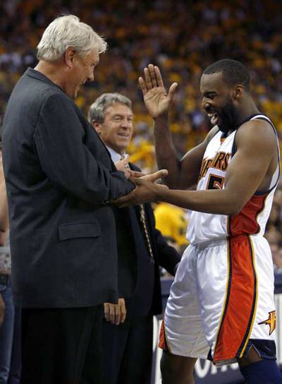 Don Nelson felicita a su base Baron Davis.