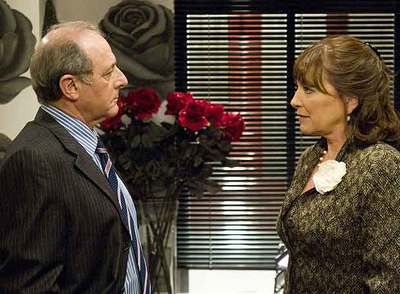 Emilio Gutiérrez Caba y Carmen Maura, en una escena de la serie de Ida y Vuelta.