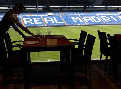 El restaurante  Asador de la Esquina,    en el madrileño estadio Santiago Bernabéu, con vistas al terreno de juego. Abajo, plato de espárragos de Aranjuez.