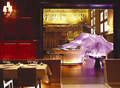 Patrick Jouin ha diseñado una especie de cúpula geodésica que va cambiando de color en el bar-restaurante Gilt de Nueva York.