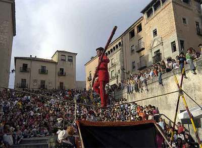Un equilibrista en la plaza de Medina del Campo (Segovia) en Titirimundi 2006.