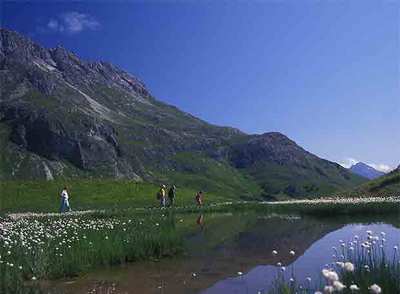 Excursionistas paseando junto a un lago en el pico Karhorn, en Lech (Austria).
