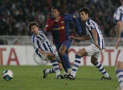 Ronaldinho trata de profundizar.