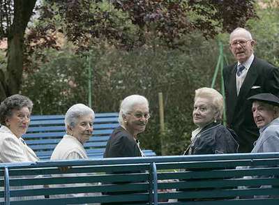 De izquierda a derecha, María Luisa Caballero, Alicia Aranaga, Cándida Calvo, Ana Mari Cardoso, Pepe Norato y Txema Tapia, en la residencia municipal de Getxo.