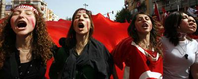 Mujeres turcas corean cánticos contra el Gobierno en la manifestación celebrada ayer en la ciudad de Manisa.