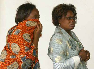 Familiares de pasajeros esperan noticias en el aeropuerto Jomo Kenyatta de Kenia.