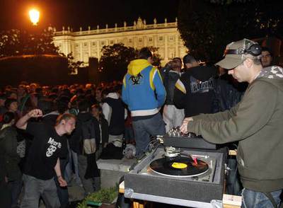 Miles de personas piden "más porros y menos porras" en la plaza de Oriente
