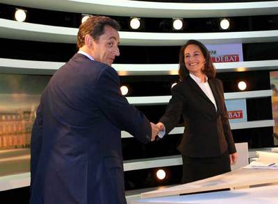 Los aspirantes a la presidencia de Francia se saludan antes de comenzar el debate televisivo.