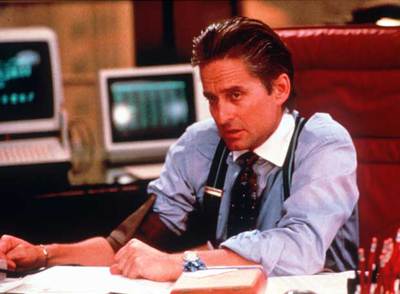 En  Wall Street,  Michael Douglas encarna a un magnate sin escrúpulos, cuyo único objetivo es ganar dinero.