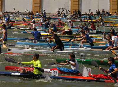 Medio millar de palistas en la Fiesta de la Piragua