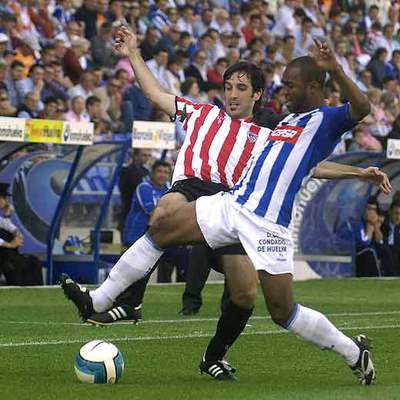 Unai Expósito y Sinama Pongolle pelean por un balón.