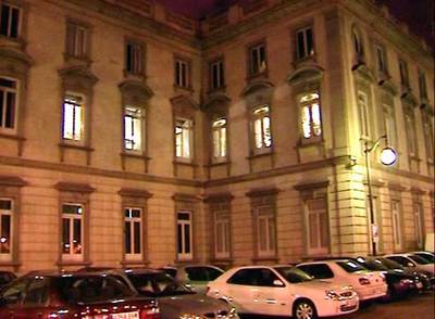 Fachada de la sede del Supremo, donde ayer de madrugada aún estaban reunidos los miembros de la Sala del 61.