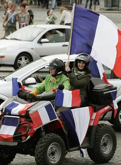 Seguidores de Nicolas Sarkozy, ayer en los Campos Elíseos de París.
