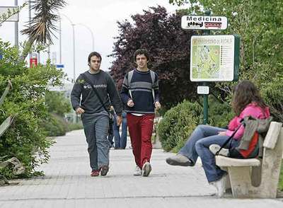 Paseo frente a la Facultad de Medicina de la Universidad de Alcalá.