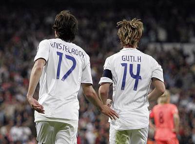 Van Nistelrooy y Guti corren hacia el centro del campo tras uno de los goles del Madrid al Sevilla el domingo pasado.