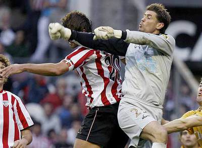 Bizarri despeja un balón contra el Athletic.