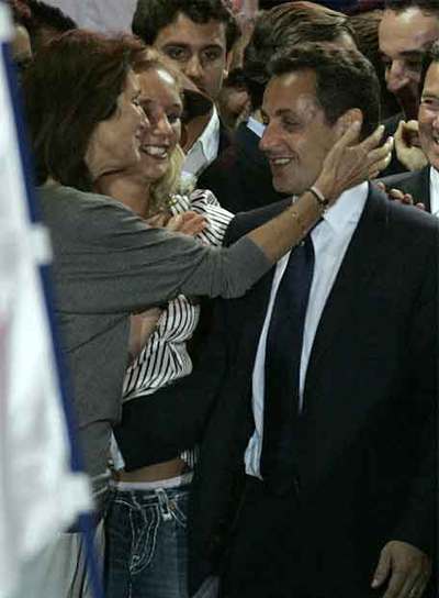 Nicolas Sarkozy recibe la felicitación de su esposa, Cecilia, el domingo en la plaza de la Concordia de París.