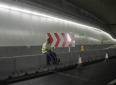 Un operario en el  bypass  sur, que se inaugura hoy.