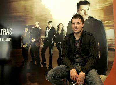 Dani Martín, ante el cartel promocional de la serie  Cuenta atrás. 