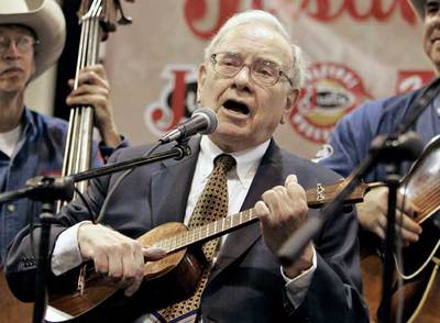 Buffett toca el ukelele con la Quebe Sisters Band, durante la concentración de Omaha.