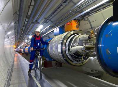 Un operario recorre el túnel de 27 kilómetros del CERN, junto a Ginebra, donde está montado el LHC.
