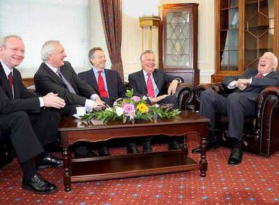 De izquierda a derecha, Martin McGuinness, Bertie Ahern, Tony Blair, Peter Hain y Ian Paisley, ayer en el Parlamento de Stormont, en Belfast.