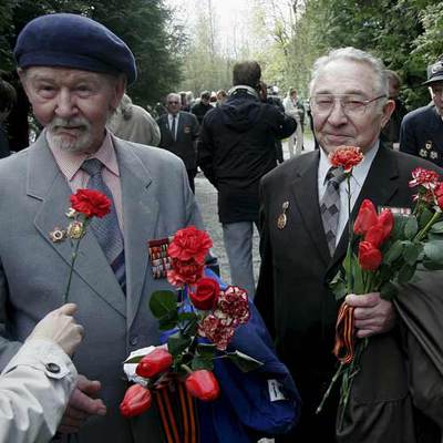 Varios veteranos de la II Guerra Mundial celebran el aniversario del fin del conflicto ayer en Tallin.
