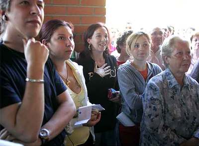 Luisa Córdoba, en el centro, se lleva la mano al corazón durante el sorteo.