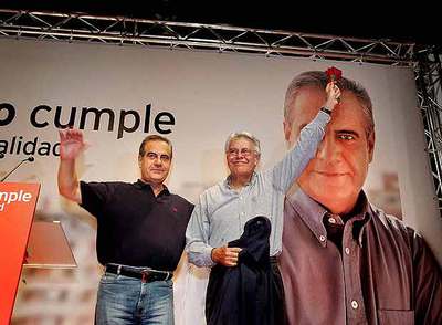 Felipe González, con Celestino Corbacho.