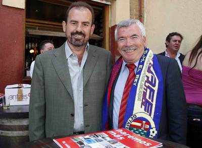 El presidente del  Geta,  Ángel Torres (izquierda), y el alcalde de Getafe, Pedro Castro, celebran el triunfo.
