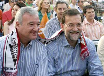 Rajoy y Ramón Luis Valcárcel, con una bufanda del Murcia, durante el mitin del PP ayer en esa ciudad.