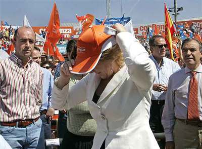 Esperanza Aguirre y Manuel Lamela, durante un mitin en la plaza de toros de Valdemoro.