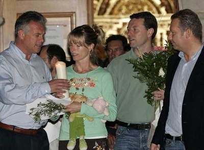 Los padres de Madeleine, en el centro, con dos amigos en el  resort  del Algarve.
