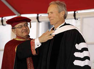 El rector Max Nikias y Clint Eastwood, durante la ceremonia de investidura.